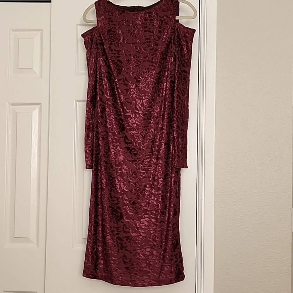 Embossed dress - Picture 1 of 2